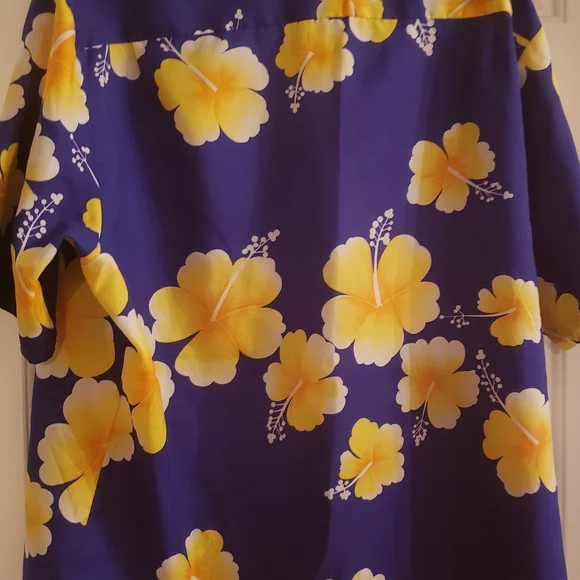 Hawaiian print  shirt by Hilo Hattie. - Picture 2 of 3